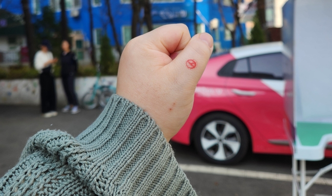 한 유권자가 엄지손가락에 투표도장을 찍었다. ( 사진 = 김민지 기자 )