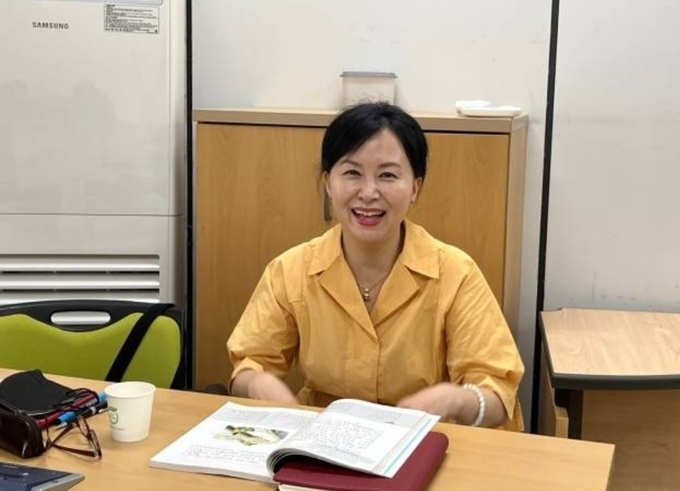 선생의 시에 관한 설명을 하고 있는 황다경 작가가 환하게 웃고 있다. 