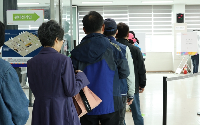  투표하고 있는 시민들. (사진=연합뉴스 제공)
