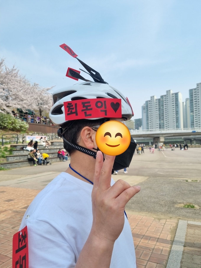 최돈익(국힘·안양만안) 후보 지지자가 안양천에서 라이딩 선거운동을 하고 있다. (사진=최돈익 후보 선거캠프 제공)
