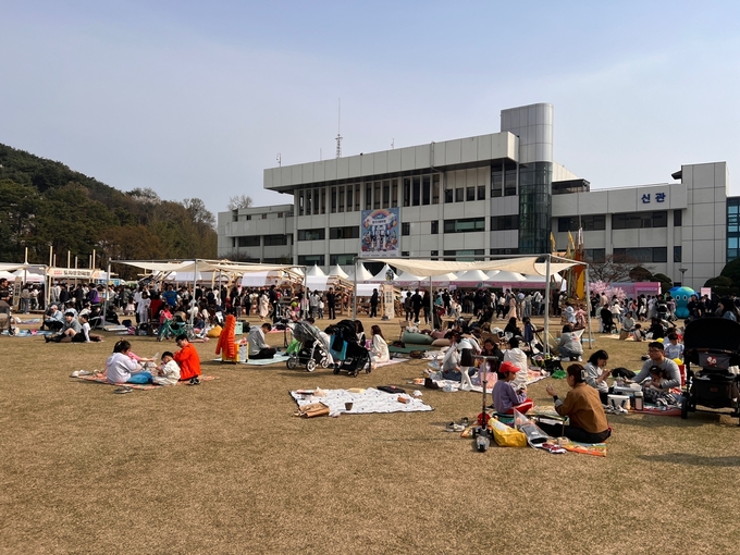 7일 오전 도청 구청사 제3별관 앞 광장에서 돗자리를 펴고 축제를 즐기는 시민들의 모습. (사진=장진 기자)