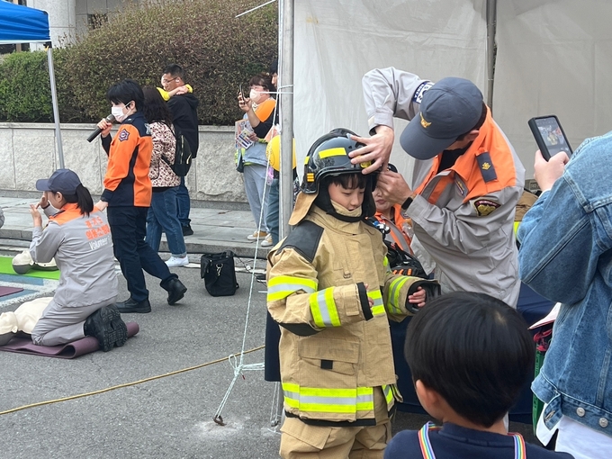 7일 오전 소방안전 체험관에서 방화복 체험을 하고 있는 모습. (사진=장진 기자)