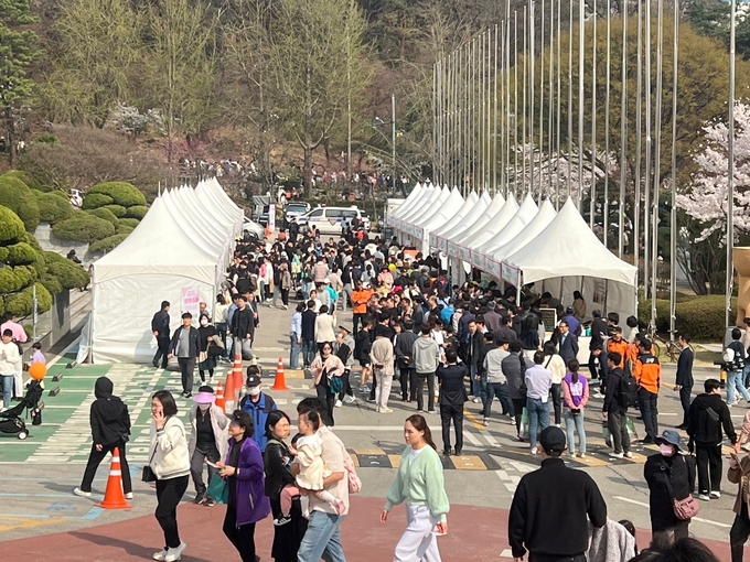 7일 오전 축제에 마련된 사회적기업과 지역상생 업체 부스를 이용하는 시민들의 모습. (사진=장진 기자)