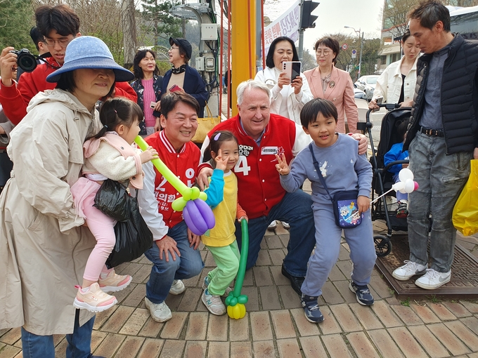 6일 분당 율동공원 도보유세 현장에서 안철수(국힘·분당갑) 국회의원 후보와 인요한 국민의미래 선거대책위원장이 아이들과 기념촬영을 하고 있다. (사진=이근 기자) 