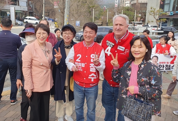 6일 안철수(국힘·분당갑) 후보와 인요한 국민의미래 선거대책위원장이 율동공원 도보 유세 중 시민들과 사진을 찍고 있다. (사진=이근기자)