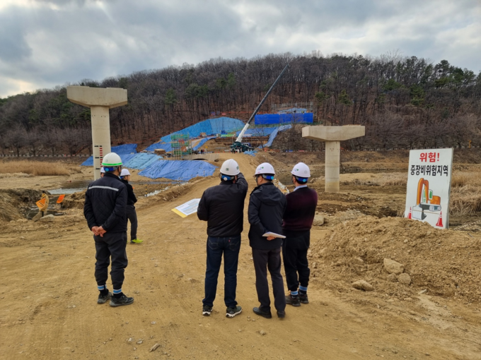 경기도가 지난 2월 26일부터 3월 15일까지 평택고덕 국제화지구 등 26개 택지개발·공공주택지구를 대상으로 해빙기 현장 안전점검을 실시했다. (사진=경기도 제공)