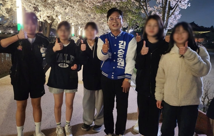 김승원(민주·수원갑) 국회의원 후보가 수원시 장안구 만석공원을 찾아 시민들과 기념촬영을 하고 있다. (사진=김승원 후보 측 제공)
