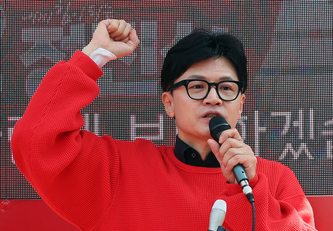 한동훈 국민의힘 총괄선거대책위원장이 7일 충남 공주시 공주대학교 후문 앞에서 정진석 후보 지지를 호소하고 있다. (사진=연합뉴스)