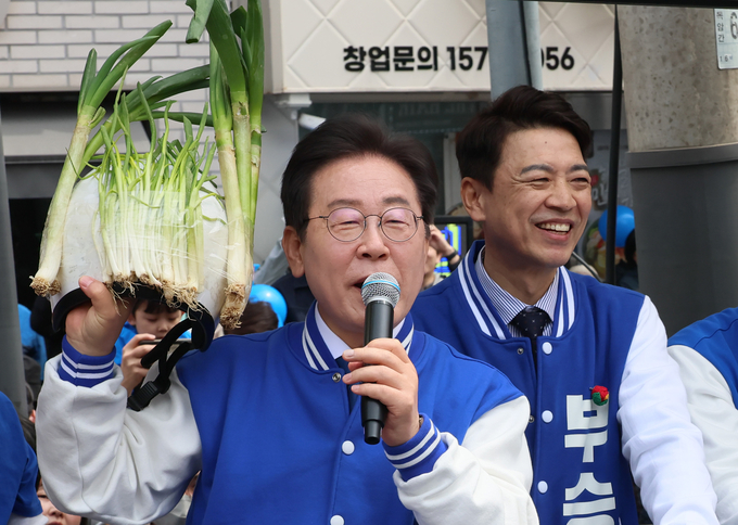 이재명 더불어민주당 대표가 지난 6일 용인시 수지구 풍덕천사거리에서 지원 유세를 하던 중 대파 헬멧을 들어 보이고 있다. (사진=연합뉴스)