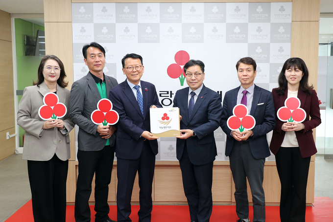 왼쪽부터 최윤경 인천공동모금회 팀장, 이범열 팀장, 김성국 한국남동발전(주) 영흥발전본부 본부장, 박용훈 인천공동모금회 사무처장, 이공호 한국남동발전(주) 영흥발전본부 대외협력부장, 김수연 대외협력부 협력파트장이 인천사회복지공동모금회에서 한국남동발전(주) 영흥발전본부 나눔명문기업 골드회원 등재 기념사진을 찍고 있다. ( 사진 = 인천사회복지공동모금회 제공 ) 