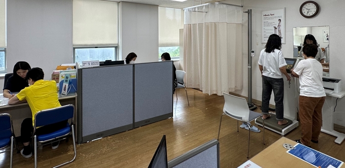 김포보건소 건강 증진팀에서 시민 만성질환 예방을 위한 대사증후군 검사를 실시하고 있다. 건강증진팀 제공 