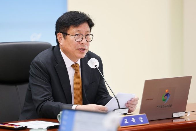 도성훈 인천시교육감이 9일 열린 주간공감회의에서 아세안3개국 국외연수 관련 소감과 의의를 밝히고 있다. ( 사진 = 인천시교육청 제공 )