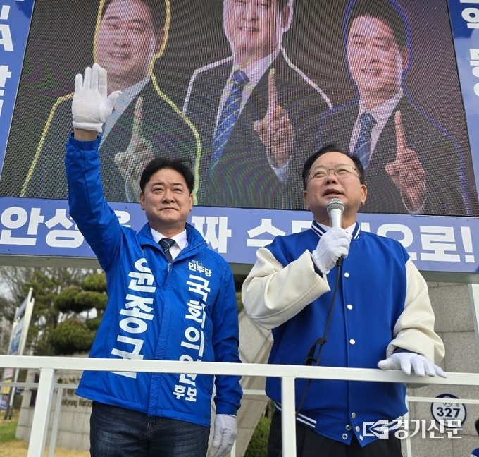 김부겸 전 총리가 더불어민주당 윤종군 후보와 함께 유세를 진행하고 있다(사진=윤종군 후보 선거캠프 제공)