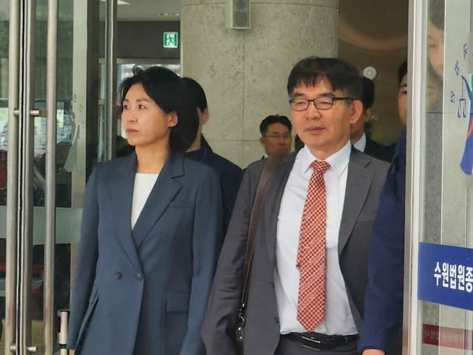  8일 공직선거법 위반 혐의 재판을 마치고 법정에서 나오고 있는 이재명 더불어민주당 대표 배우자 김혜경 씨(왼쪽). (사진=박진석 기자)