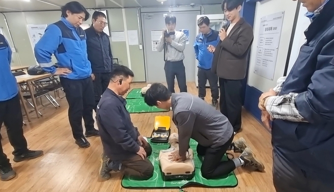 인천도시공사 직원들이 응급상황 발생에 대비한 심폐소생술 교육을 받고 있다. ( 사진 = 인천도시공사 제공 )