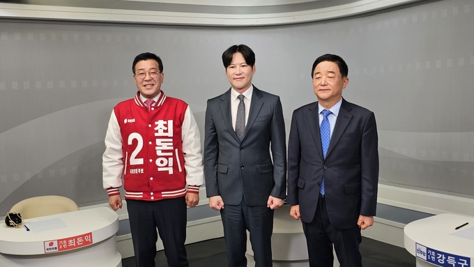 안양 만안 선거구에 출마한 국민의힘 최돈익(왼쪽) 후보과 민주당 강득구(오른쪽) 후보가 지난 1일 선거방송토론회에 앞서 사회자와 기념사진을 찍고 있다.(사진=최돈익 선거캠프 제공)