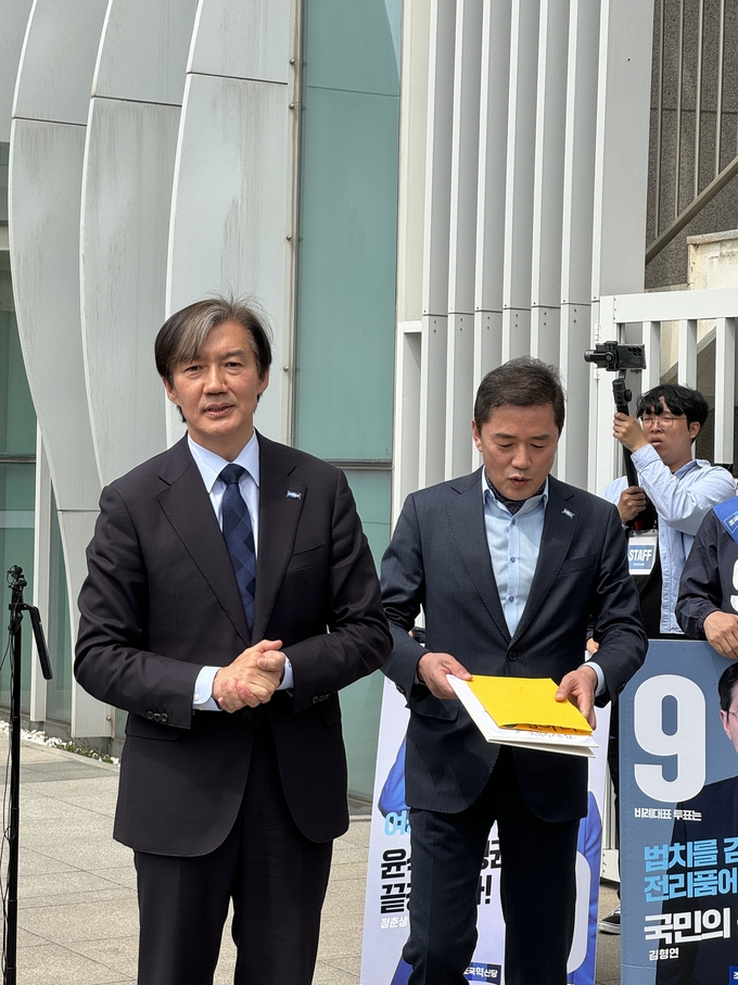 8일 낮 12시 김포시를 찾은 조국혁신당 조국대표가 지지자들 앞에서 일문 일답 형식으로 기자회견을 진행하고 있다. (사진=천용남기자) 