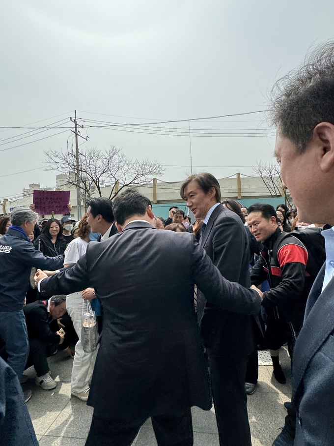 조국 대표가 김포 시민들과 만나고 있다. (사진=천용남 기자)
