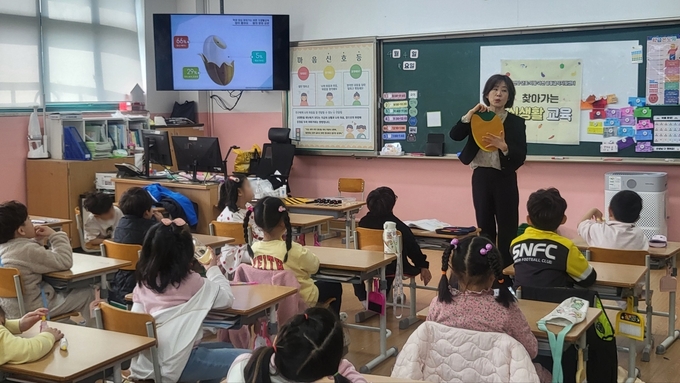 안양군포의왕과천공동급식지원센터가 화창초교 1학년 학생을 대상으로 '찾아가는 식생활 교육'을 하고 있다.(사진=안양군포의왕과천공동급식지원센터 제공)