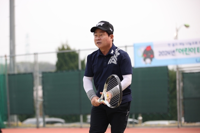 ‘어린이 테니스 아카데미’의 강사들을 대상으로 한 ‘휴먼북 데이’ 행사에서 주광덕 남양주시장이 테니스 시범을 보이고 있다. (사진=남양주시 제공)