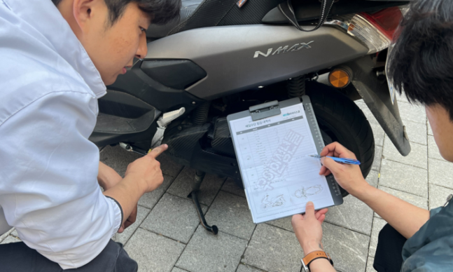 배민라이더스쿨의 전문강사가 서울 영등포구 노동자종합지원센터 이동노동자 쉼터에서 라이더 케어를 시행하고 있다. (사진=우아한청년들 제공)