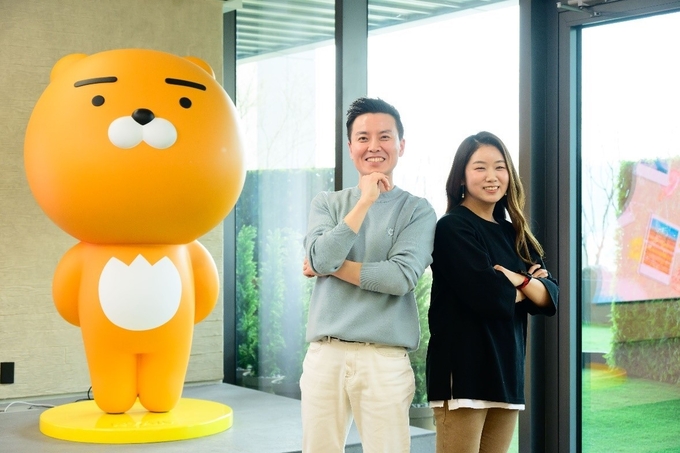 스마트 스위치(Smart Switch) 카카오톡 복원 서비스 개발 담당자들. (왼쪽부터) 삼성전자 MX사업부 경험기획팀 강승호 프로, 카카오톡 톡서비스 기획자 황지영 PM. (사진=삼성전자 제공)