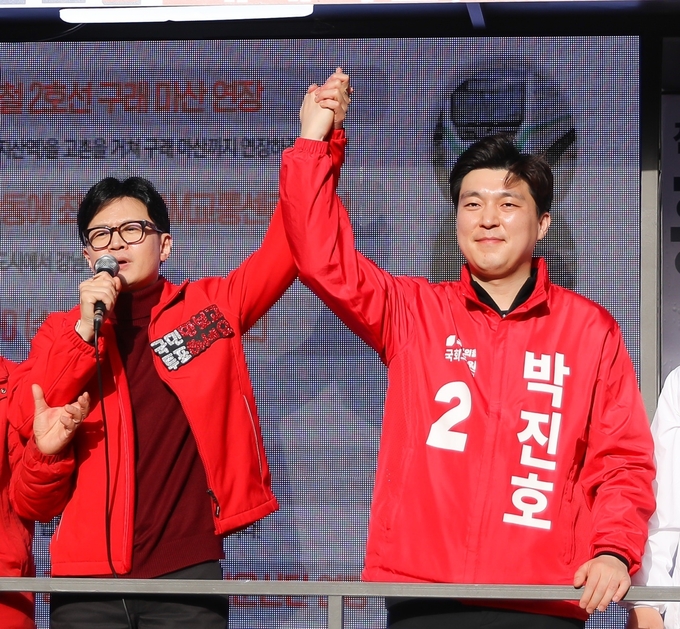 한동훈 국민의힘 비상대책위원장과 박진호 국민의힘 김포갑 국회의원 후보가 지난 5일 사우역 사거리에서 김포교체 현장유세를 펼치는 모습. (사진=천용남 기자)
