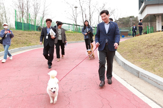 이상일 용인시장이 ‘제5회 반려동물의 날’을 맞아 용인시동물보호센터에서 기념행사를 개최했다. (사진=용인시 제공)