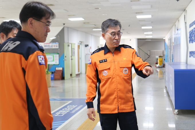 용인소방서 관계자가 용인시 개표소 중 1곳인 용인실내체육관에서 현장안전컨설팅을 실시하고 있다. (사진=용인소방서 제공)