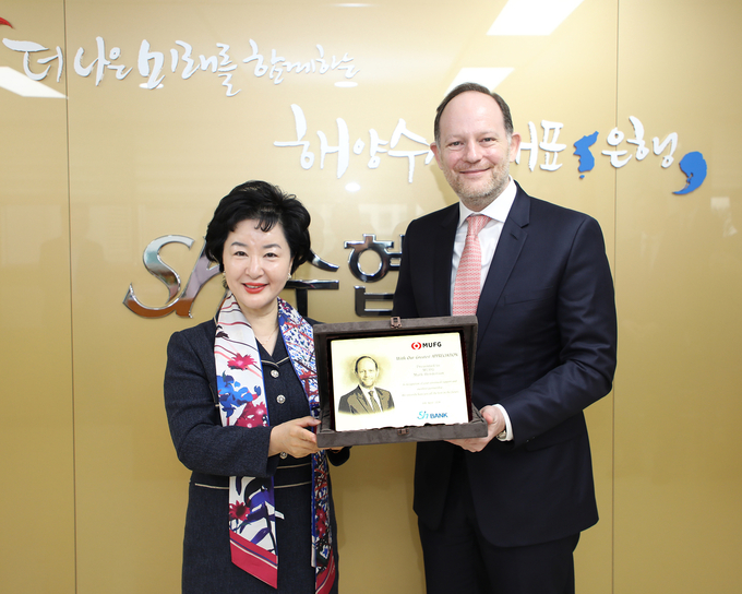 강신숙 Sh수협은행장(왼쪽)이 간담회 이후 마크 헨더슨(Mark Henderson) MUFG은행 아시아지역 총괄대표에게 감사패를 전달하고 기념촬영을 하고 있다. (사진=Sh수협은행 제공)