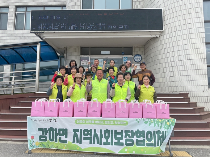 양평군 강하면 지역사회보장협의체가 식사준비가 어려운 25가구에 물김치·배추김치를 전달했다. (사진=양평군 강하면 행정복지센터 제공)