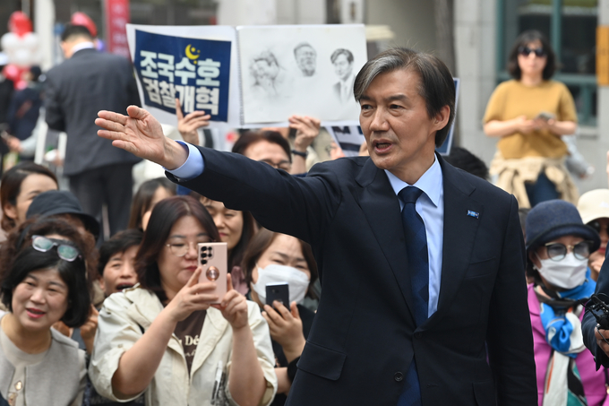 조국 조국혁신당 대표가 지난 8일 오후 경기도 군포시 산본로데오거리에서 취재진 질문에 답하고 있다. (사진=옥지훈 기자)