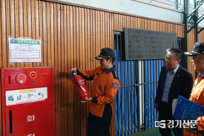 안성소방서에서 관내 개표소인 한경대학교 체육관을 방문하여 현장 행정지도를 실시하고 있다. (사진=안성소방서 제공)