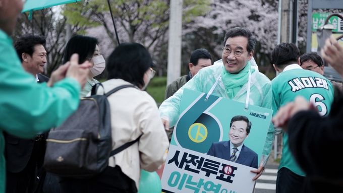 지난 4일 광주 첨단 우리은행 사거리에서 이낙연 새로운미래 대표가 거리 유세를 하고 있다. (사진=새로운미래 제공)