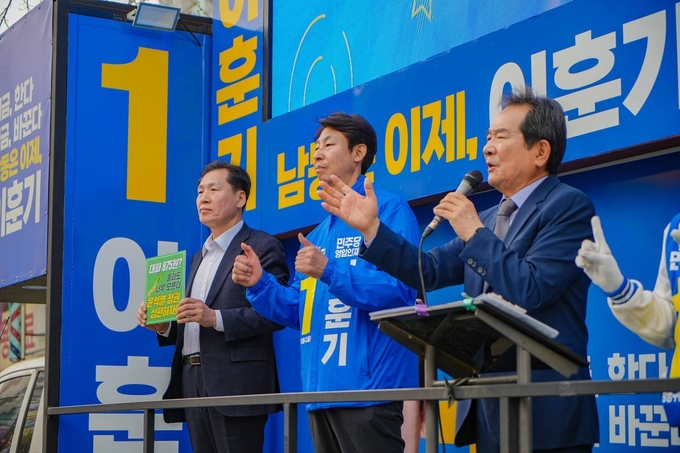 지난 8일 인천 남동구 모래내시장에서 이훈기 남동구을 후보와 정세균 전 국무총리가 집중유세를 하고 있다. ( 사진 = 이훈기 후보 캠프 제공 )