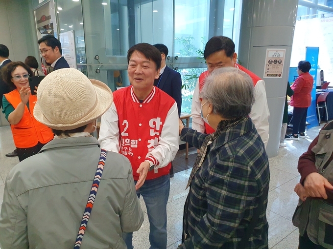 안철수(국힘·분당갑) 후보가 9일 낮 성남 판교노인종합복지관에서 시민과 대화하고 있다. (사진=이근 기자)