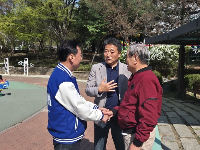 9일 낮 성남시 분당구 상희공원에서 이광재(민주·분당갑) 후보가 시민과 악수하고 있다. (사진=김한별 기자)