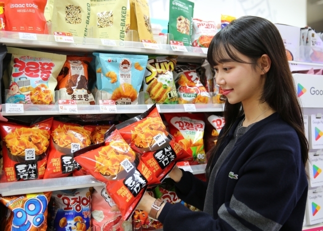편의점 GS25는 오는 12일 '틈새라면'과 '넷플릭스나쵸'를 합쳐 만든 스낵 '유어스틈새나쵸'를 출시한다. (사진=GS리테일 제공)