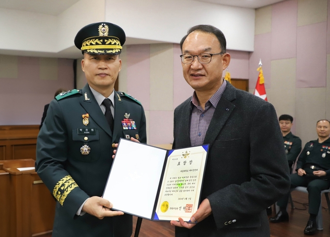 박진희 제56보병사단 사단장(왼쪽)과 박찬규 세종대 예비군연대장이 표창장을 들고 기념촬영을 하고 있다. (사진=세종대학교 제공)