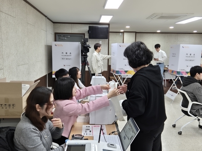  투표에 참여하고 있는 유권자. (사진=경기신문 DB)