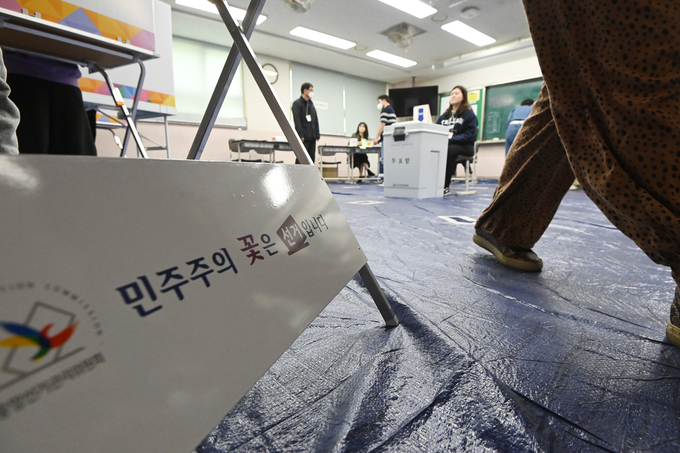 제22대 국회의원선거 당일인 10일 오전 수원시 영통구 연무중학교 1층에서 투표를 마친 시민이 발걸음을 옮기고 있다. (사진=옥지훈 기자)