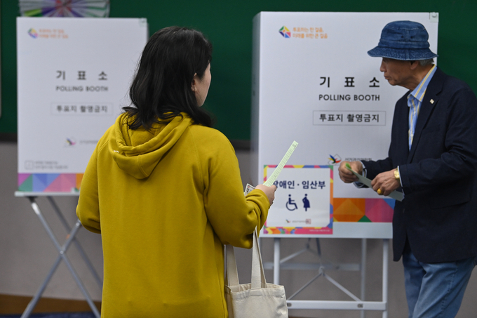 제22대 국회의원선거 당일인 10일 오전 경기도 수원시 영통구 연무중학교 1층에서 시민이 투표 하기 위해 기표소 앞에서 기다리고 있다. (사진=옥지훈 기자)