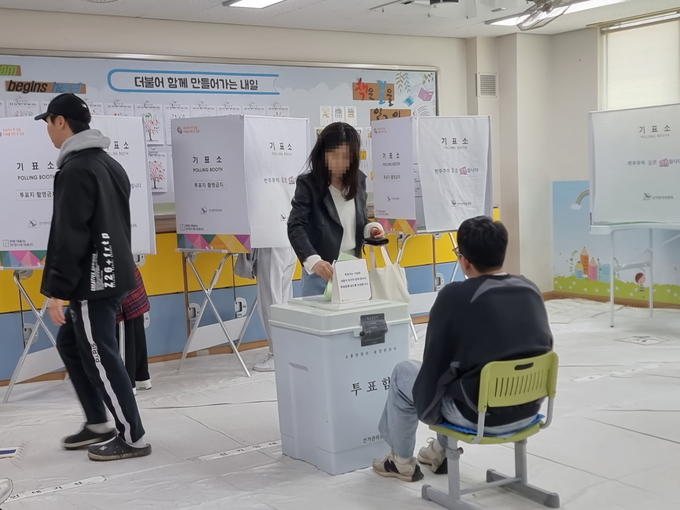 10일 오후 1시 인천 용현5동 제8투표소에서 유권자가 투표함에 투표용지를 넣고 있다. ( 사진 = 김민지 기자 )