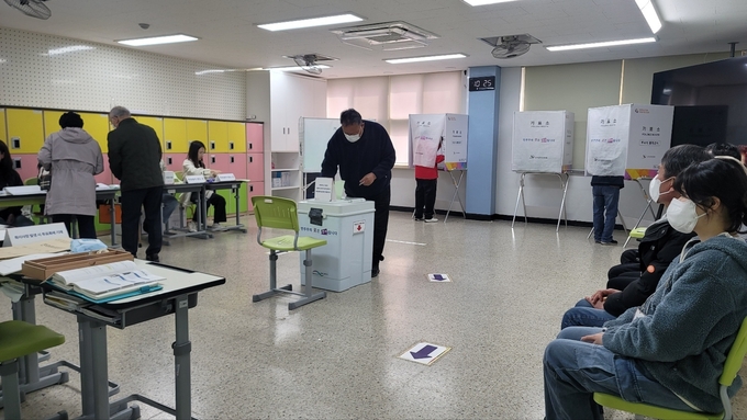 인천 학익2동 제4투표소(학익여고)에서 유권자들이 투표하고 있다. ( 사진 = 이연수 기자 ) 