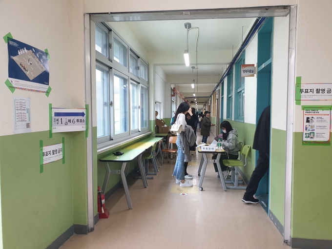 인천 부평구 부평1동 부원초가 유권자들 북적이고 있다. ( 사진 = 유지인 수습기자 )