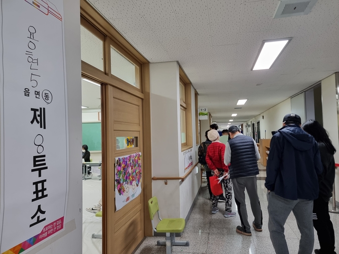 인천 미추홀구 용현5동 용학초 투표소에 유권자들이 줄을 서고 있다. ( 사진 = 김민지 기자 )