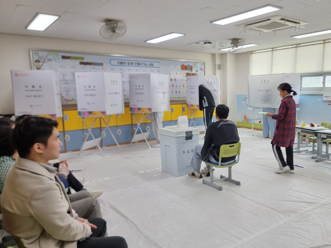 10일 미추홀구 용현5동 용학초 투표소에 유권자들이 투표하고 있다. ( 사진 = 김민지 기자 )