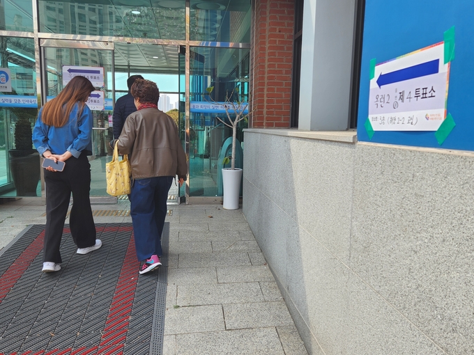 인천 연수구 옥련2동 해양과학고 투표소에 가족들이 들어가고 있다. ( 사진 = 박지현 기자 )