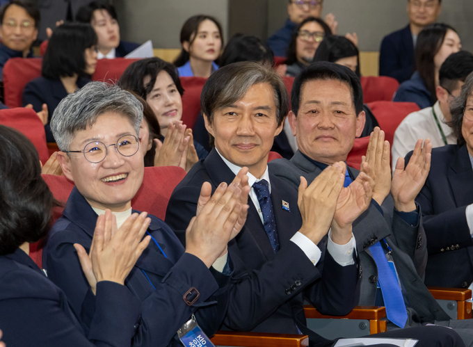 10일 오후 조국 조국혁신당 대표가 국회의원회관 제2소회의실 개표 상황실에서 출구조사 결과를 확인하고 박수를 치고 있다. (사진=조국혁신당 제공) 