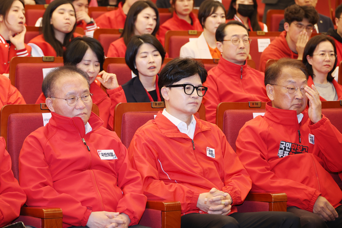 한동훈 국민의힘 총괄선대위원장 등이 10일 서울 여의도 국회도서관에 마련된 제22대 국회의원선거 개표상황실에서 출구조사 결과를 시청하고 있다. (사진=연합뉴스)